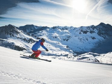 Skifahrer genießt die herrlichen Pisten des SalzburgerLandes bei schönstem Sonnenschein