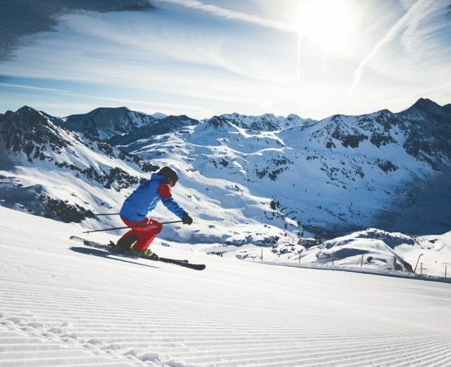 Skifahrer genießt die herrlichen Pisten des SalzburgerLandes bei schönstem Sonnenschein