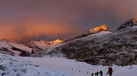 Eine Gruppen von Skitourengehern auf dem Weg nach oben im herrlichen Licht des Sonnenuntergangs.
