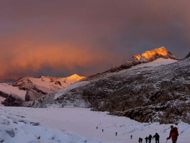 Skitouren im Sonnenuntergang Eine Gruppen von Skitourengehern auf dem Weg nach oben im herrlichen Licht des Sonnenuntergangs.