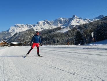 Langläufer im Skatingstil im Hintergrund das Tennengebirge