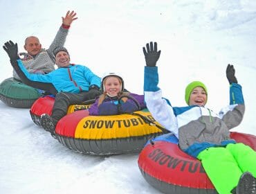 Familie - Kinder, Vater, Großvater - beim Snowtuben