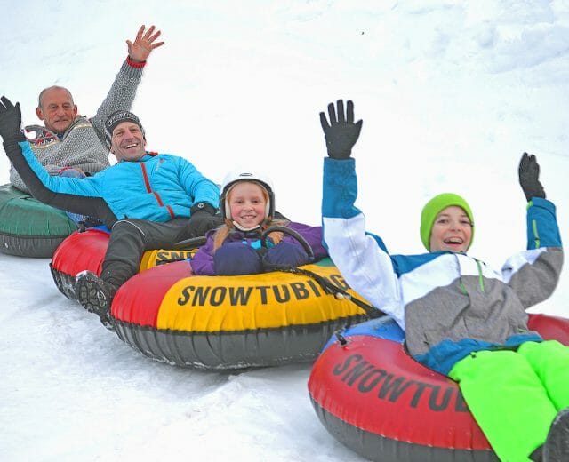 Familie - Kinder, Vater, Großvater - beim Snowtuben