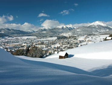 Blick von Osten über die Stadt Tamsweg, im Hintergrund die Berge der Niederen Tauern