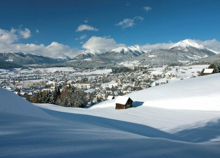 Blick von Osten über die Stadt Tamsweg, im Hintergrund die Berge der Niederen Tauern