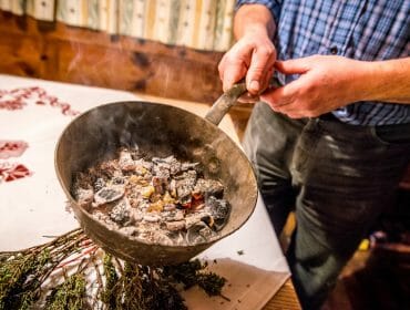 Geschichte der Salzburger Almkultur a man cutting food on a plate