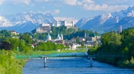 Blick auf die Stadt Salzburg über die Salzach, Kirchtürme, Festung und Berge im Hintergrund