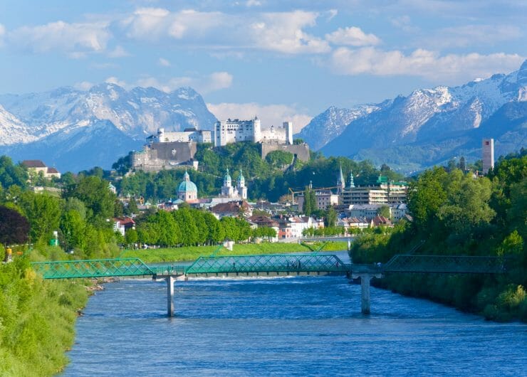 Blick auf die Stadt Salzburg über die Salzach, Kirchtürme, Festung und Berge im Hintergrund