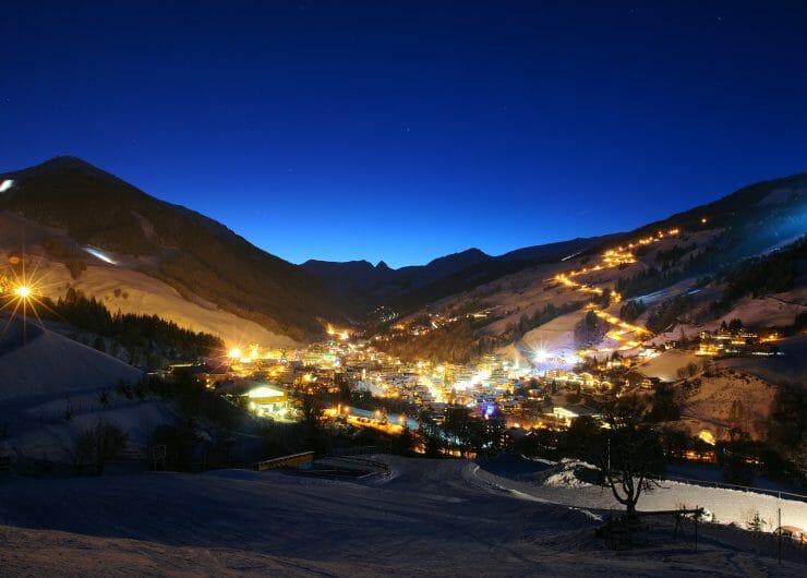 Saalbach Hinterglemm bei Nacht.