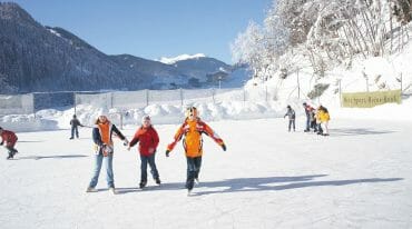 Ice skating in Viehhofen
