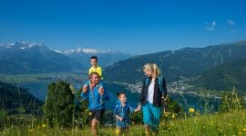 family hiking in SalzburgerLand