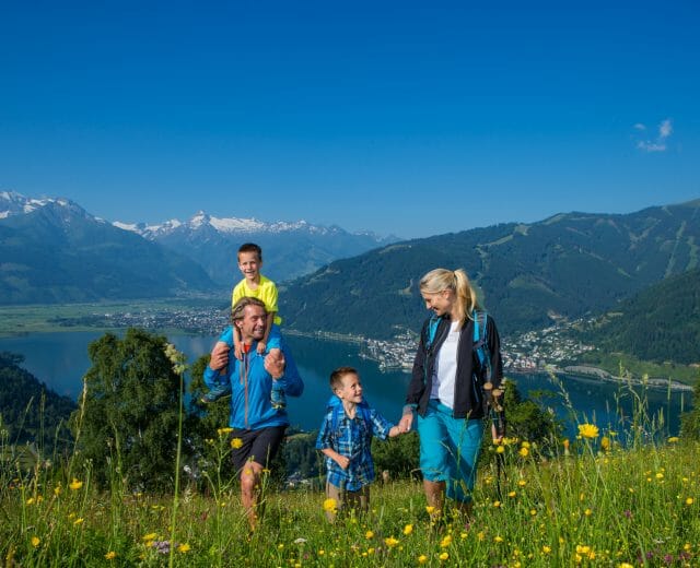 family hiking in SalzburgerLand
