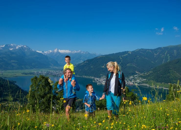family hiking in SalzburgerLand