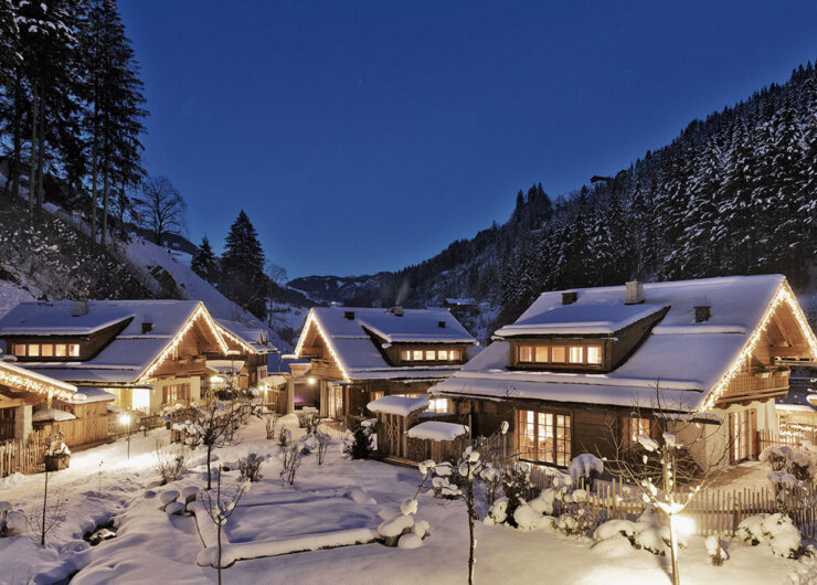 Hüttendorf Holzlebn Chalet Village in a deep winter wonderland at night