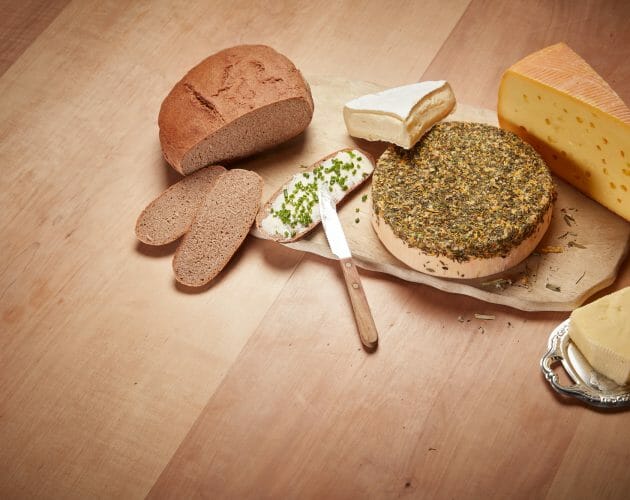 kulinarik-kaesevariationen Cheese and bread on top of a wooden table