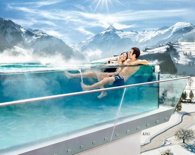 A couple relaxes in the skyline pool of the Tauern Spa Zell am See-Kaprun