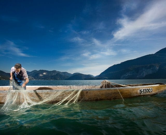 kulinarik-e1488281353446 a man with a Fishing drop net in a fishing boat