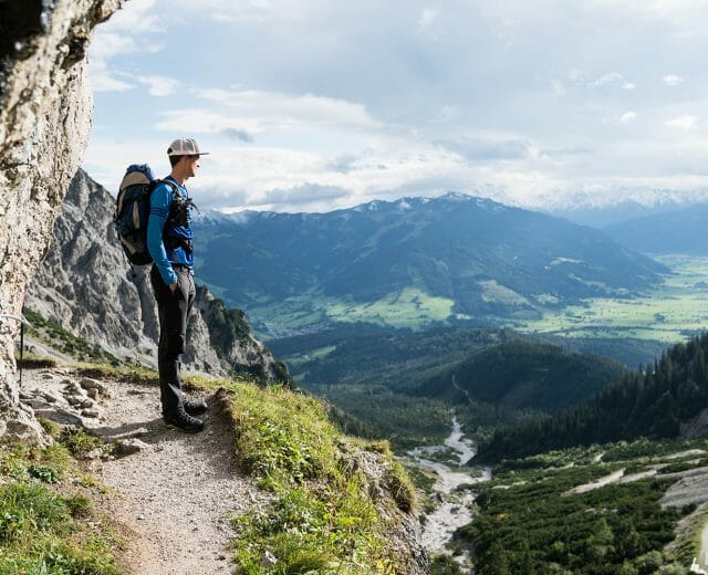 Explorer-Best-Mountain-Artists Marius on his way to Riemann House