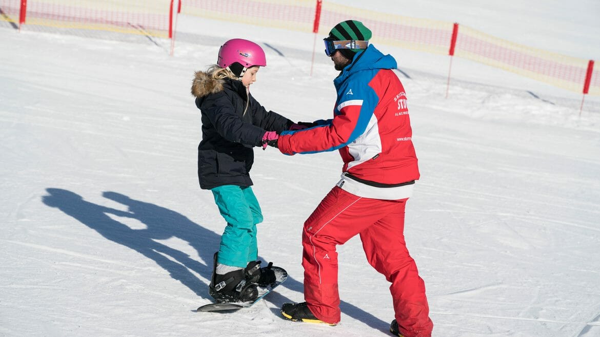 Amy (Sechs Paar Schuhe) is attending a children's snowboard course