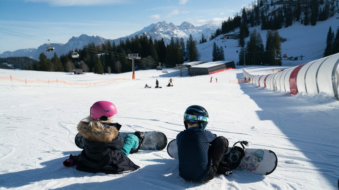 Amy and Aaron (Sechs Paar Schuhe) are snowboarding in the Lofer Mountain World