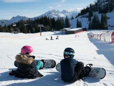 Amy and Aaron (Sechs Paar Schuhe) are snowboarding in the Lofer Mountain World
