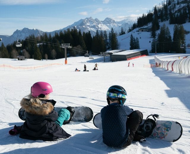 Amy and Aaron (Sechs Paar Schuhe) are snowboarding in the Lofer Mountain World