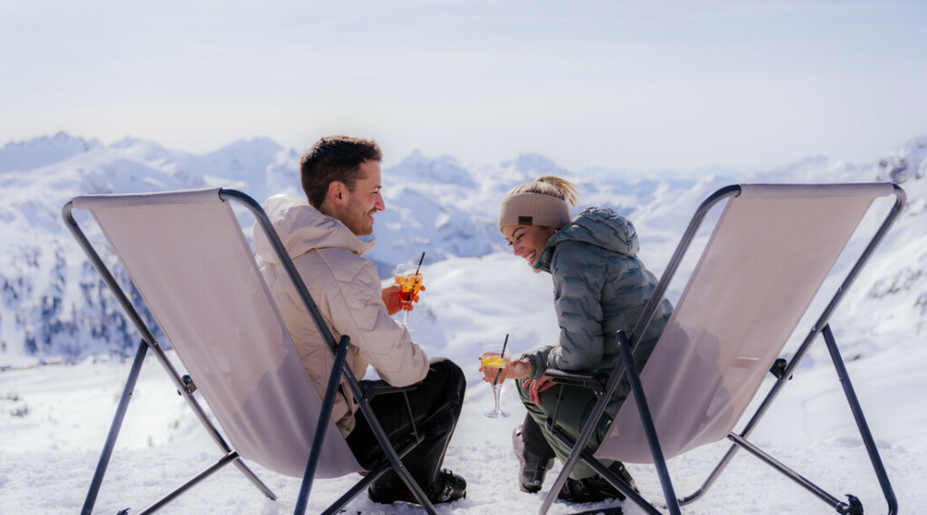 Chillout Lounger Moments in Obertauern
© SalzburgerLand Tourismus, Lisa Eiersebner, Ski day i A man and woman sit in lounge chairs on snowy mountains, smiling and holding drinks. (Enlarged view)