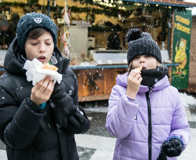 Explorer-Bambini-con-la-valigia Simone and Siria try some Farmer’s Doughnut