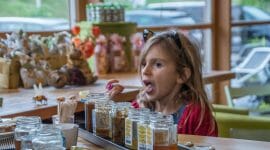 Isabella tastes the honey in Attersee
