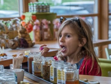 Isabella tastes the honey in Attersee