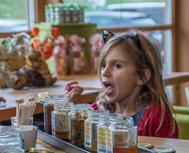 explorer-non-solo-turisti Isabella tastes the honey in Attersee