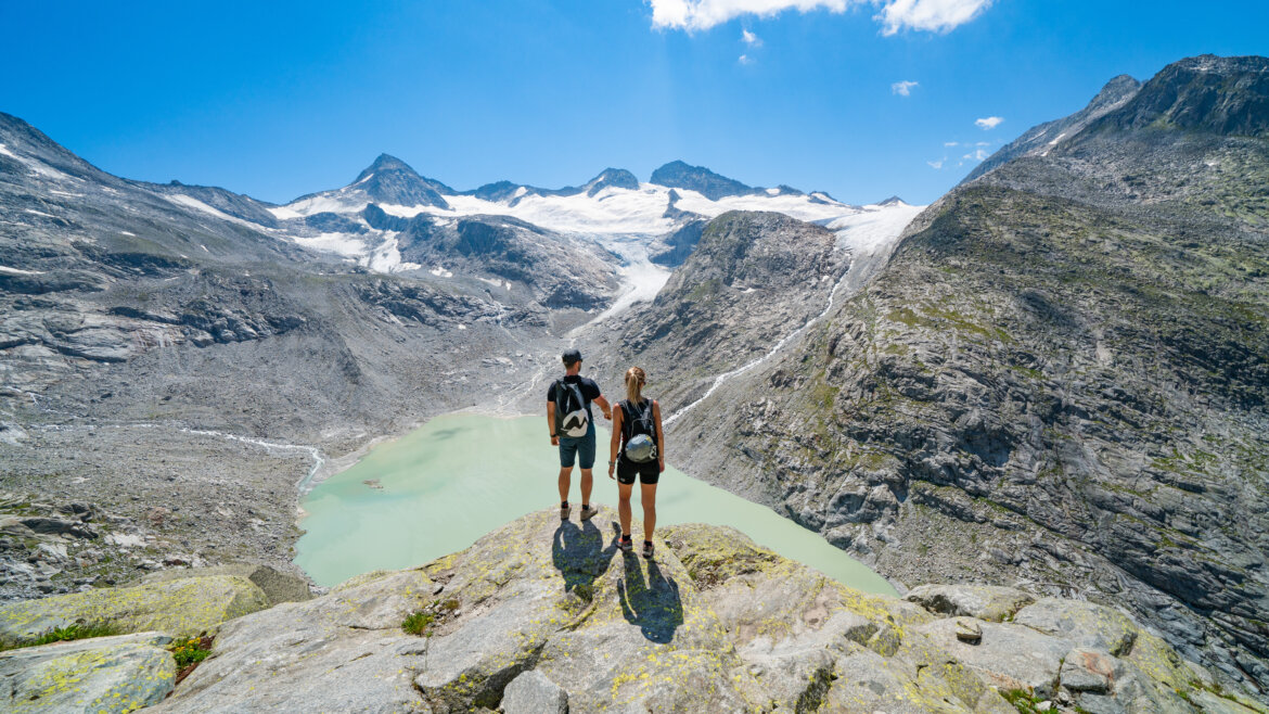 (c) Peter Maier A couple looking down to a reservoir in the mountains (Enlarged view)