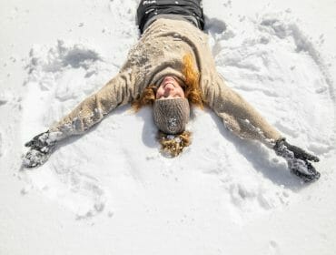 Schneeengel a dog lying on the snow