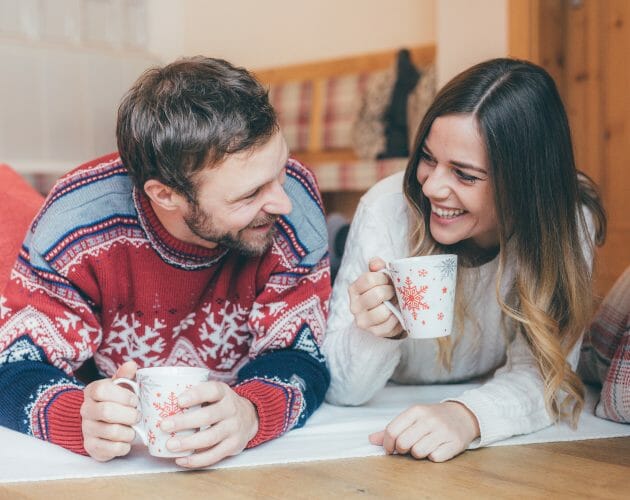 Pärchen mit Heißgetränk