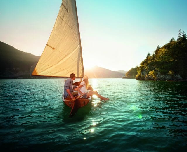 Pärchen im Segelboot – Almsommer Hauptsujet 2014