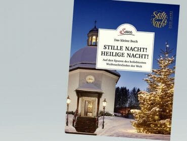 stille-nacht-das-kleine-buch-tipp Book cover with a snowy chapel, lit Christmas tree, and the title Stille Nacht! Heilige Nacht! in German.