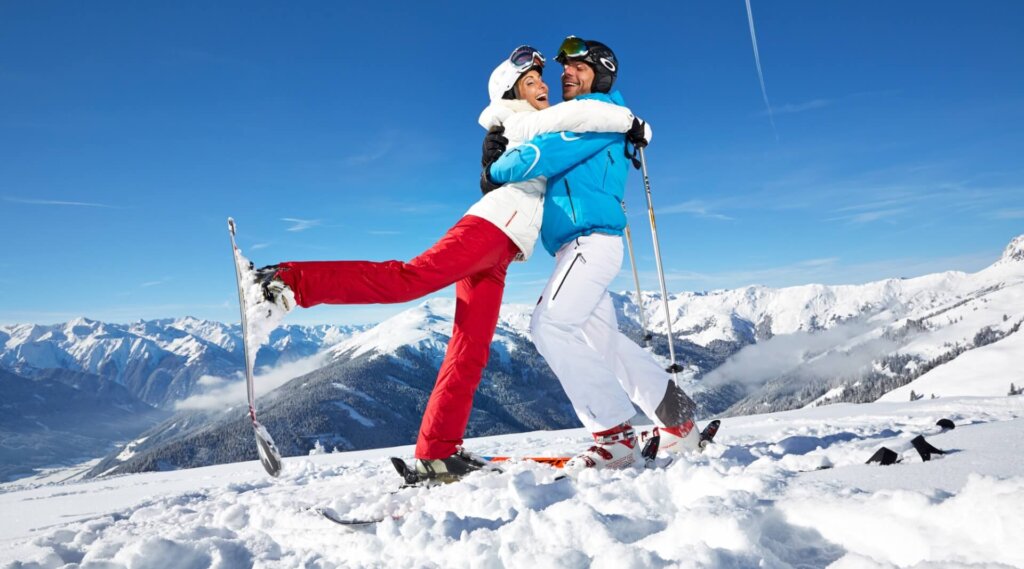 Skifahrer vor winterlicher Kulisse.