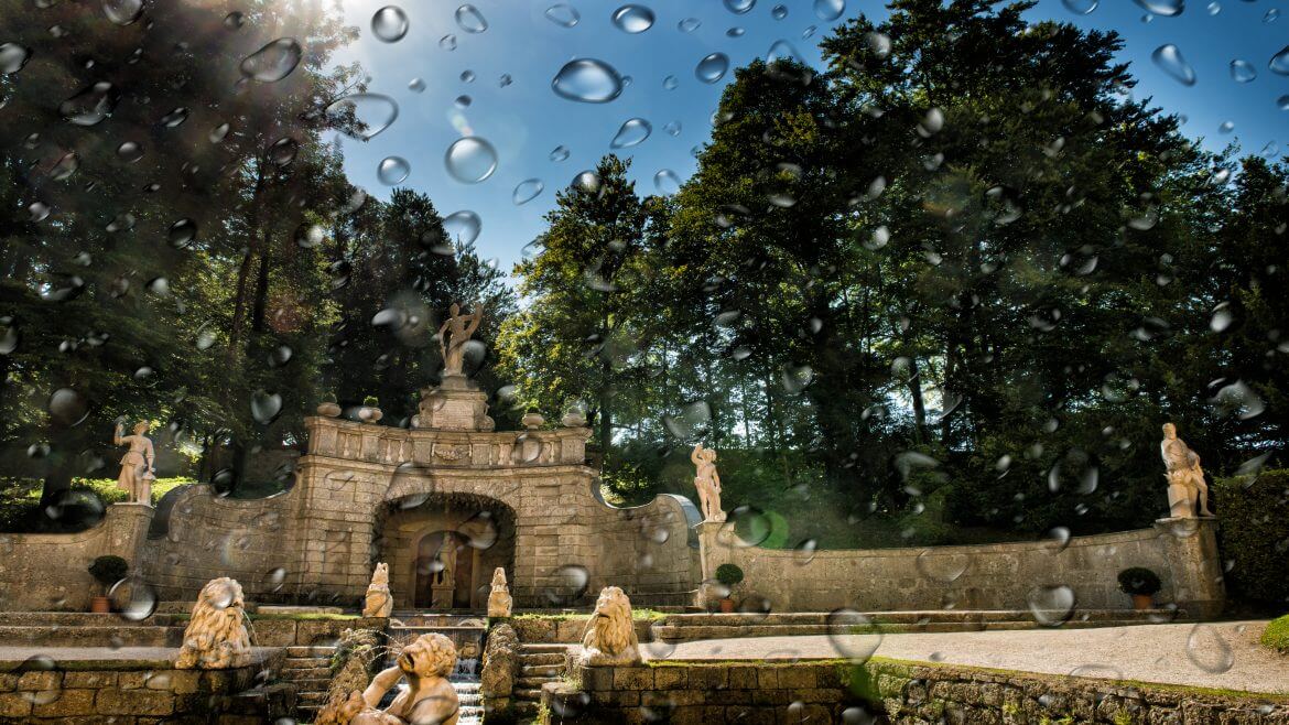 Négyszáz éves, szellemes vízijátékok a hellbrunni nyári kastély parkjában