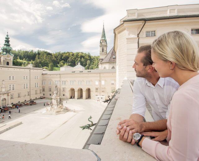 Pillantás a salzburgi Dómnegyedből a Residenzplatz-ra Pillantás a salzburgi Dómnegyedből a Residenzplatz-ra