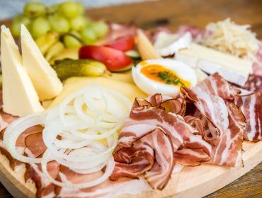 Vágott húsok, sajt, hagyma, szőlő, savanyúság, tojás, paradicsom, hütték kenyér.