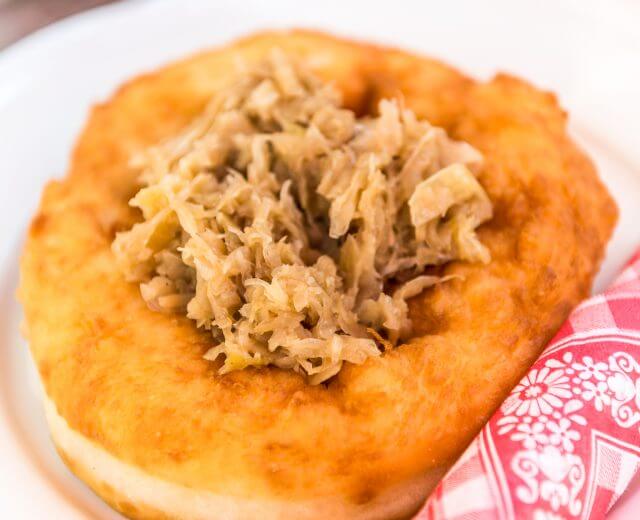 Bauernkrapfen mit Sauerkraut Falusi fánk párolt savanyúkáposztával