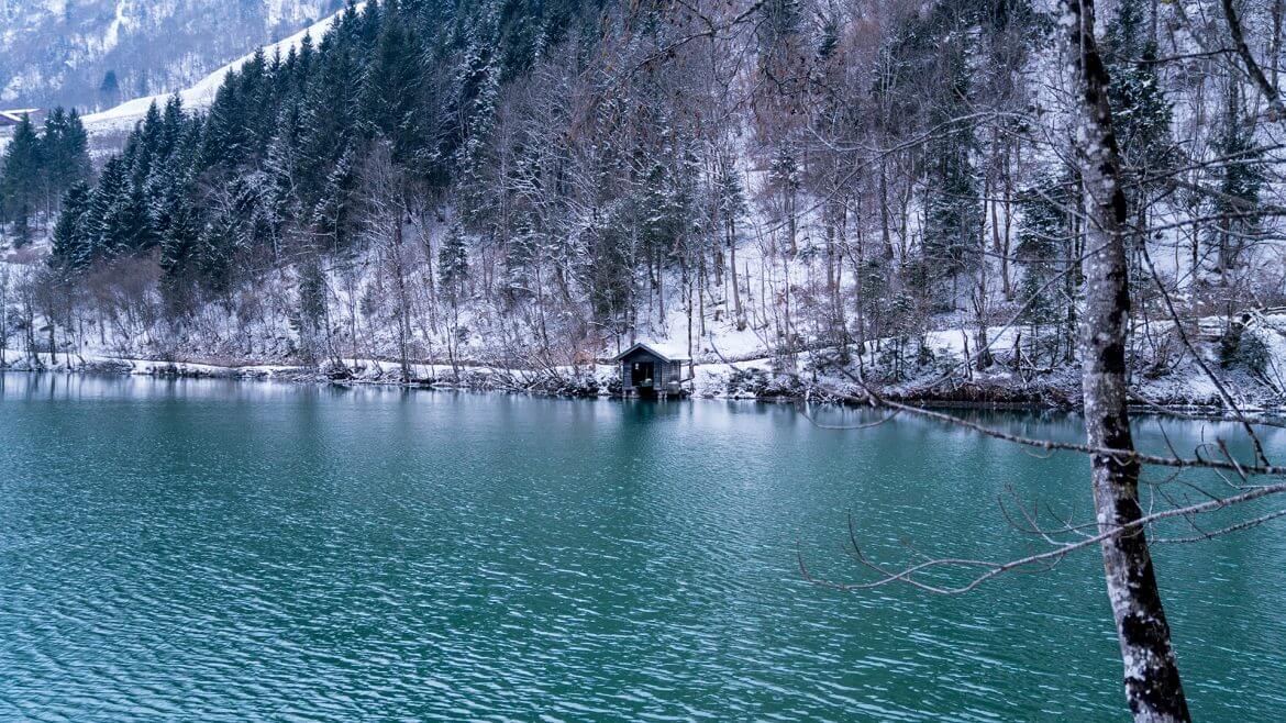 Csodálatos a Klammsee tó türkizkék vize télen, Zell am See-Kaprunban