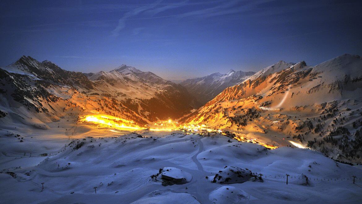 Stoki narciarskie w Obertauern oświetlone są wieczorem i umożliwiają białe szaleństwo pod niebem pełnym gwiazd.