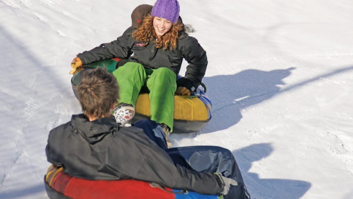 Snowtubing to szalona jazda na gumowej oponie w dół śnieżnego stoku, na którym nie ma żadnych przeszkód.