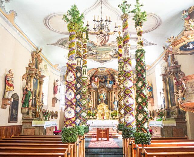A lungaui templomok virágdíszes oszlopainak (Prangstangen) illatát érezni kell.