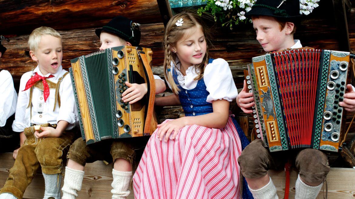 Népviseletbe öltözött gyerekek a Falusi ősz, azaz a Bauernherbst rendezvényén
