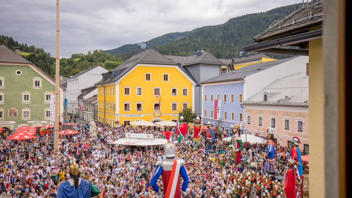 Nagy tömegek gyűlnek össze a régi hagyományos sámsonhordozás ünneplésére.