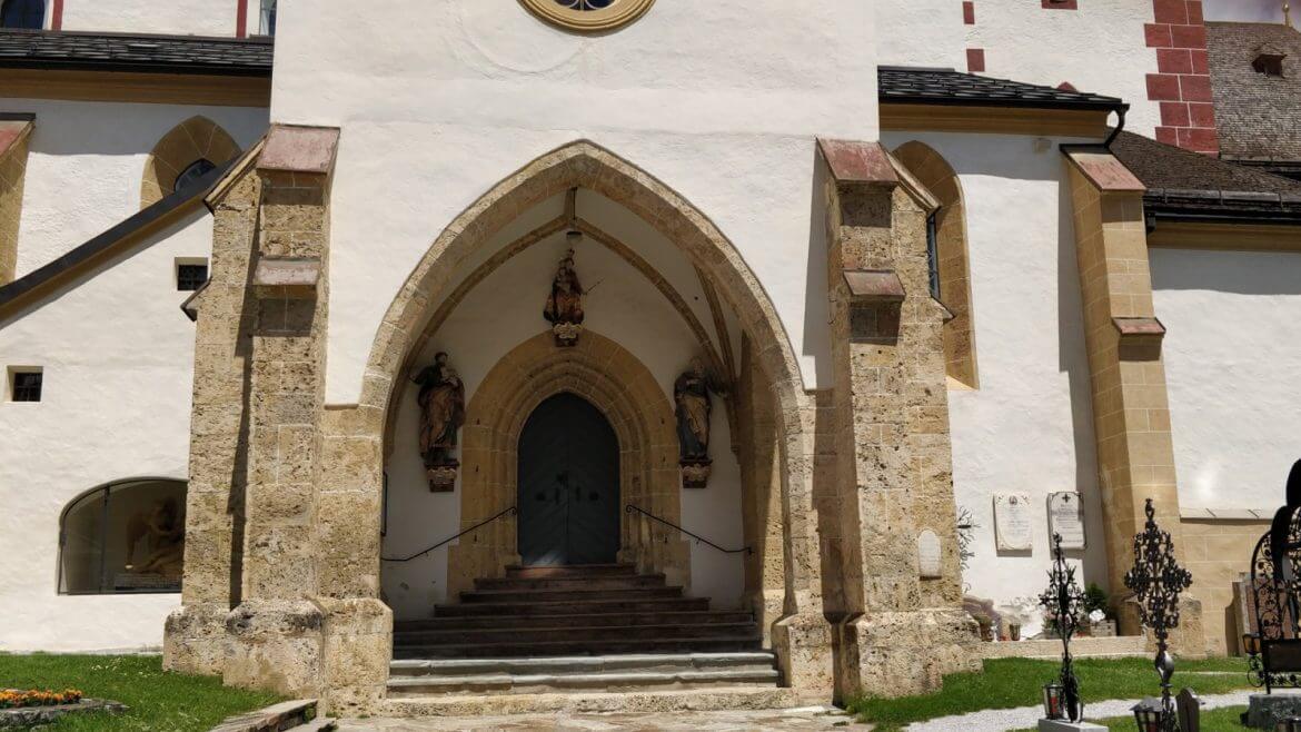 A mariapfarr-i bazilika bejárata