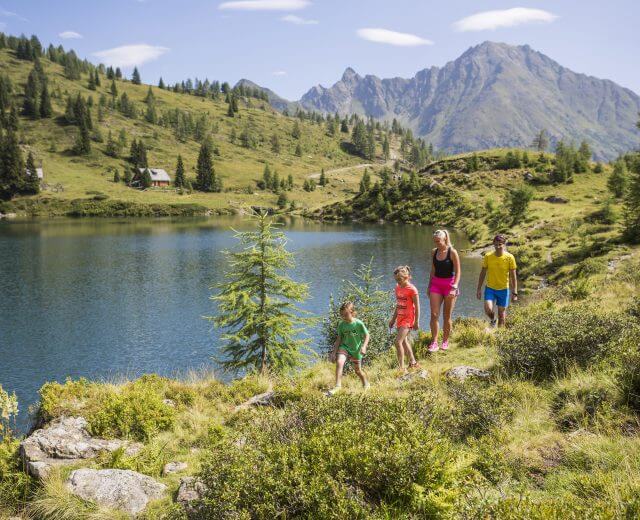 Kirándulók a Wirpitschsee tónál a Salzburgi Lungau-ban Kirándulók a Wirpitschsee tónál