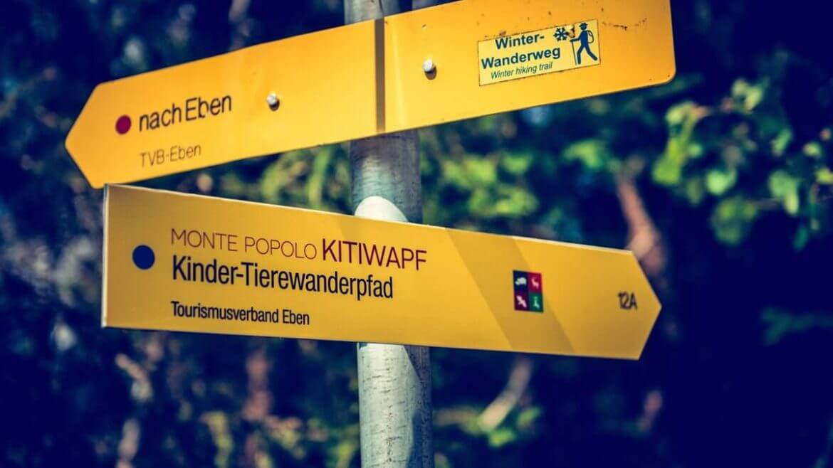 KITIWAPF,Színes táblák jelzik az útvonalakat a KITIWAPF ösvény mentén